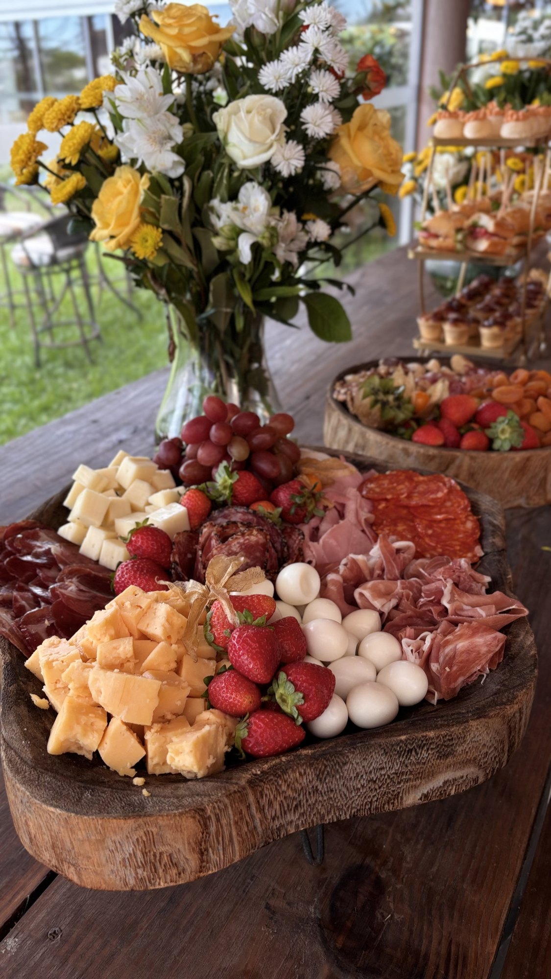 Mesa de frios do Buffet Chef Javier de Matos com queijos, frios e flores