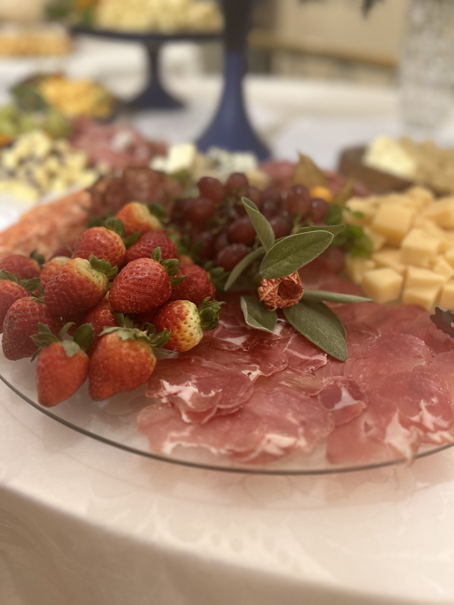 Prosciutto com morangos e queijos selecionados