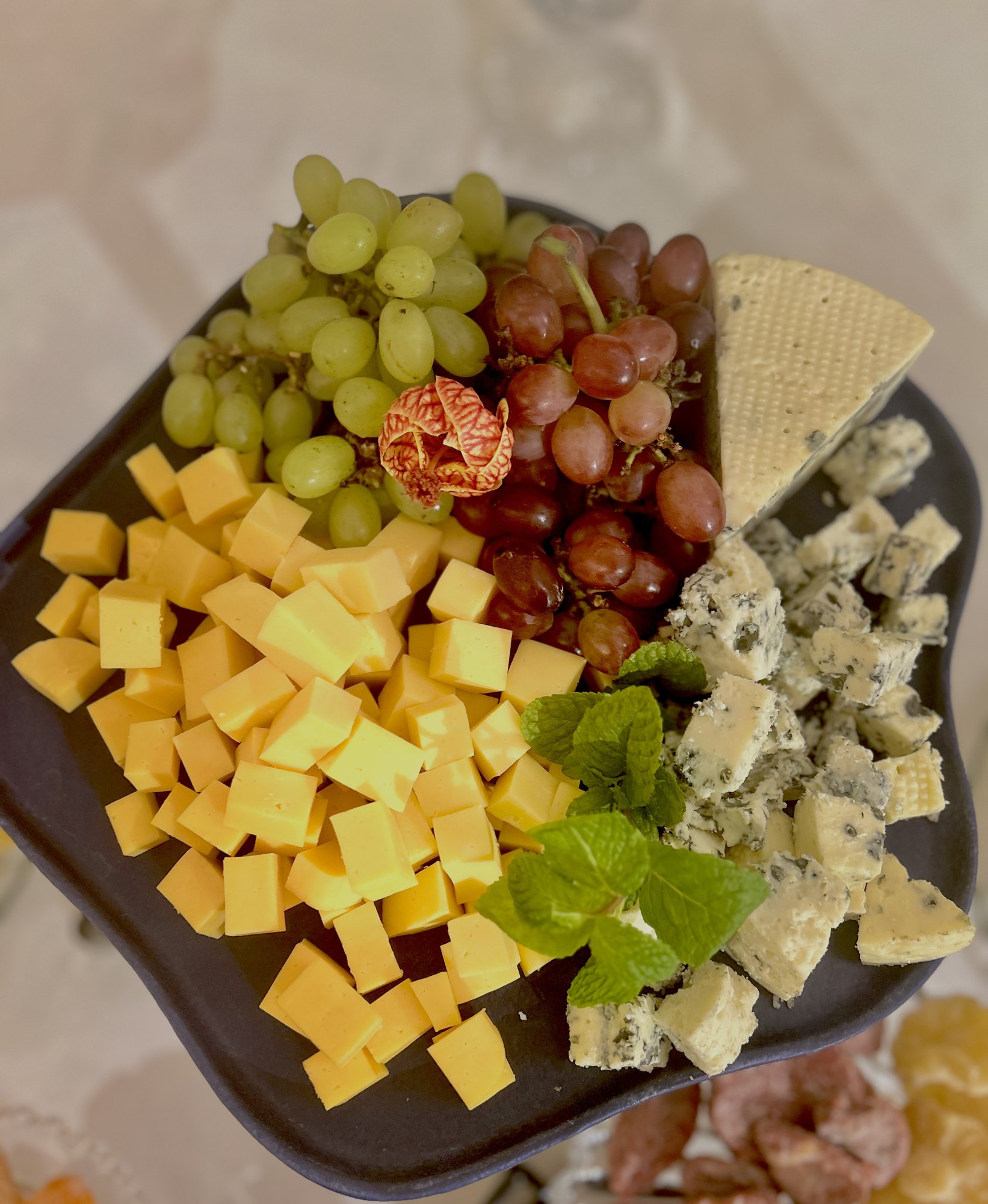 Tábua de queijos com uvas e gorgonzola