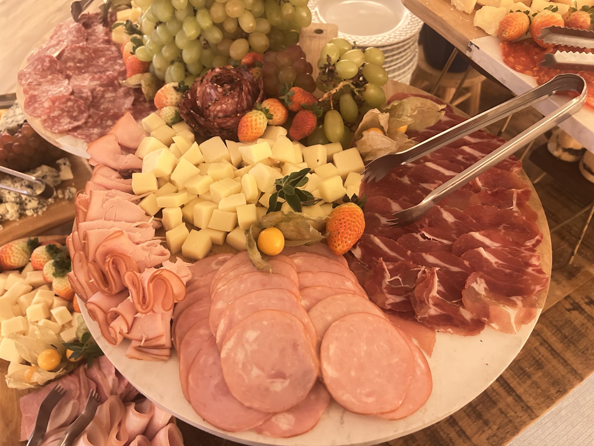 Mesa de frios completa, queijos, prosciutto e frutas